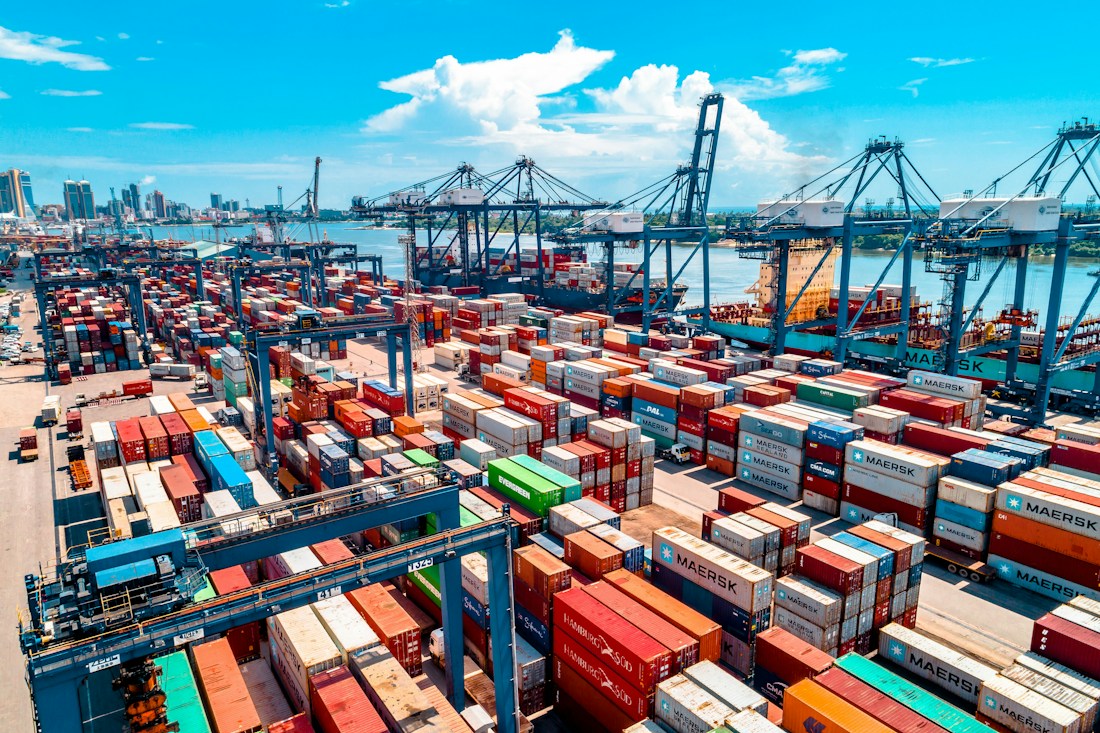 Terminal portuaire à conteneurs en activité
